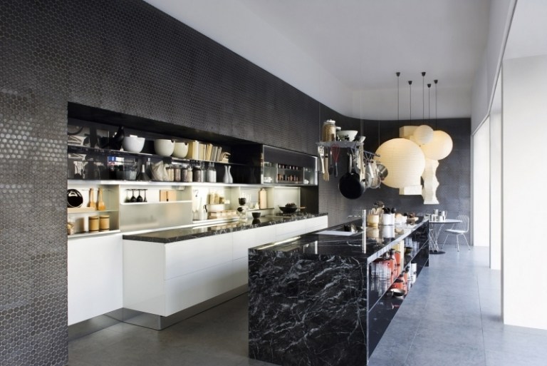 modern-kök-planering-marmor-granit-hängande lampor-mosaikplattor-svart-vit-köksbänk