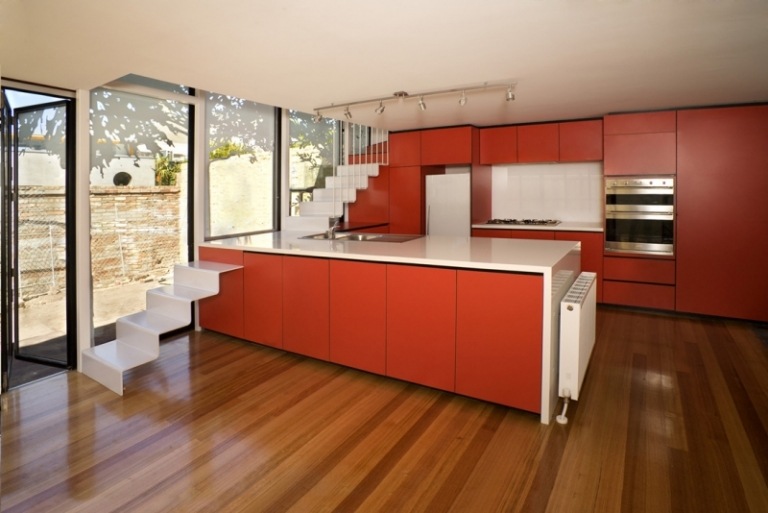modern-kök-planering-minimalistisk-färgade-orange-röda-trappor-skåp