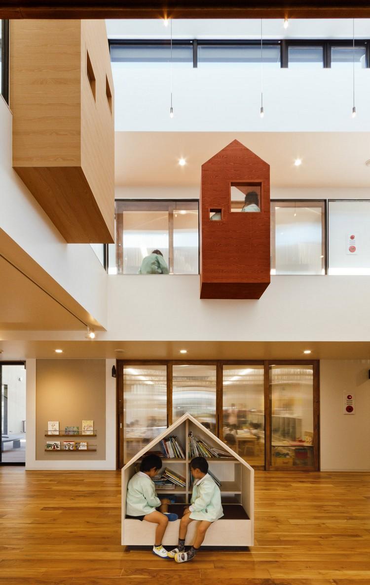 dagis-arkitektur-hängande-hus-formade-läsning-hörn-böcker-bänkar