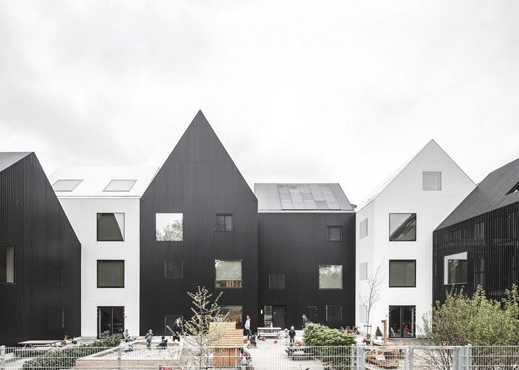 dagis-arkitektur-litet spets-tak-svart-vit-vinterträdgårdar-köpenhamn