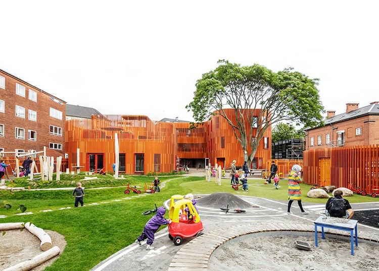 dagis-arkitektur-by-barn-lekplats-gräsmatta-sandlåda-cobe