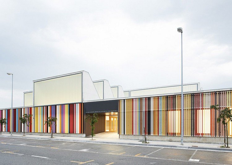 Dagisarkitektur modern-färgglad-persienner-ränder-fasad-design-spanien