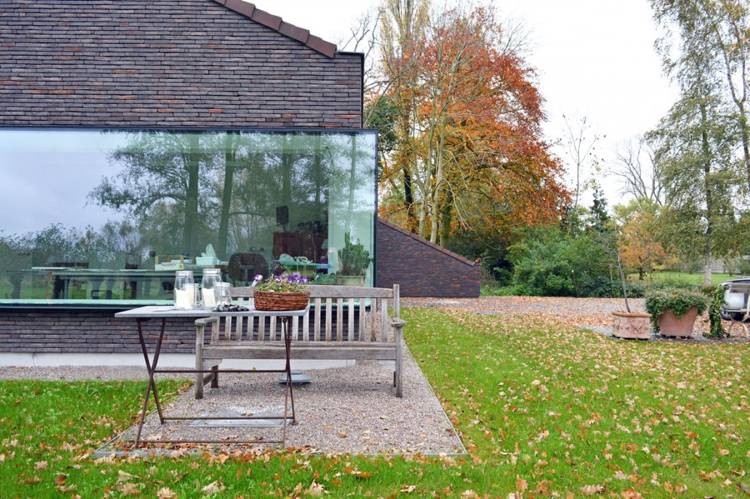 Modern klinker tegel fasad-enfamiljshus-terrass panorama fönster-mycket-gräsmatta-vintage