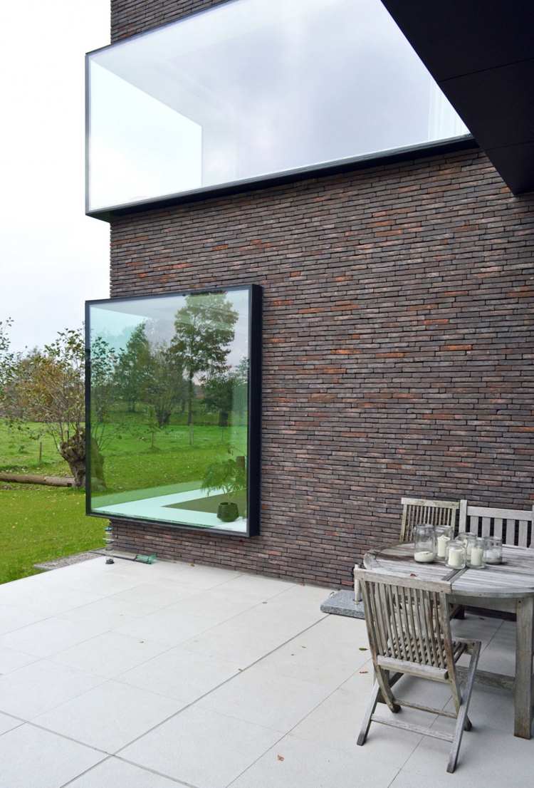 modern-klinker-fasad-enfamiljshus-terrass-panorama-fönster-design-arkitektur