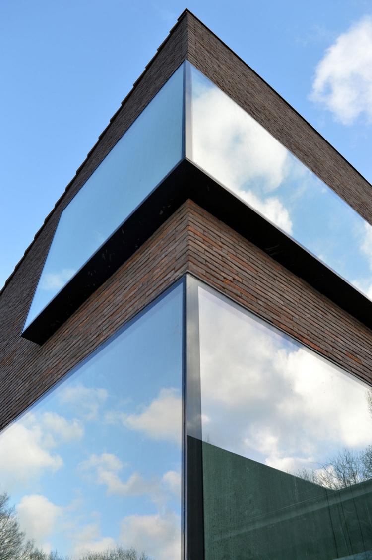 modern-klinker-fasad-enfamiljshus-fönster-stor-design-arkitektur