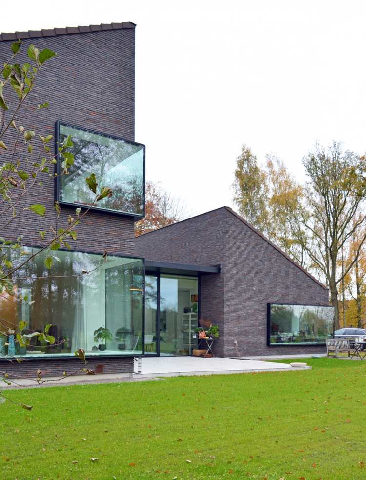 modern-klinker-fasad-enfamiljshus-panorama-fönster-tomt-gräsmatta-natur-landskap
