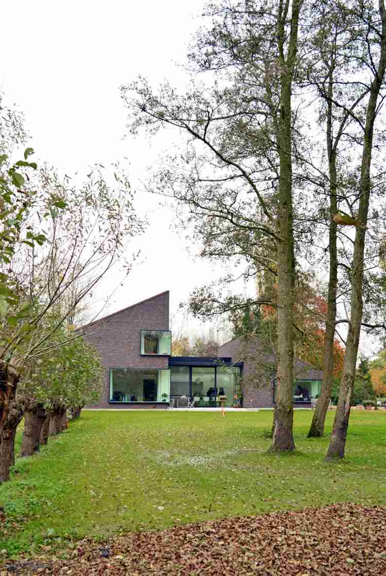 modern-klinker-fasad-enfamiljshus-natur-landskap-tomt-gräsmatta