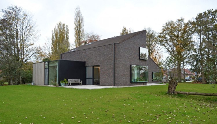 modern-klinker-fasad-enfamiljshus-terrass-golv till tak-fönster-panoramafönster