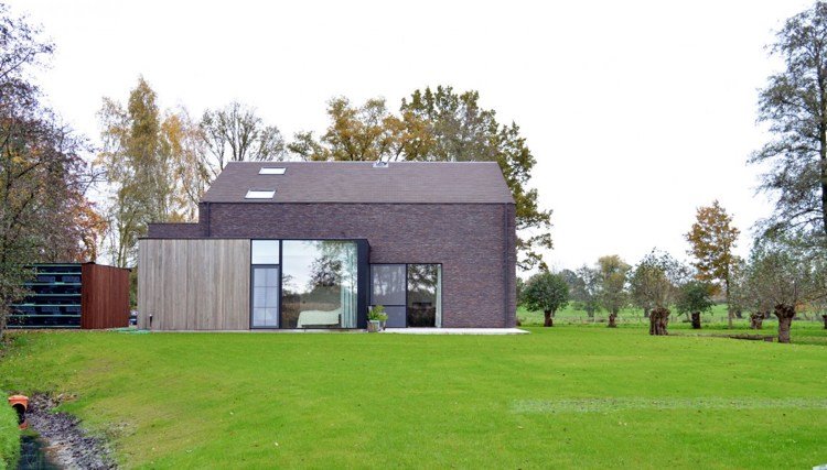 modern-klinker-fasad-enfamiljshus-tomt-rasen-bach