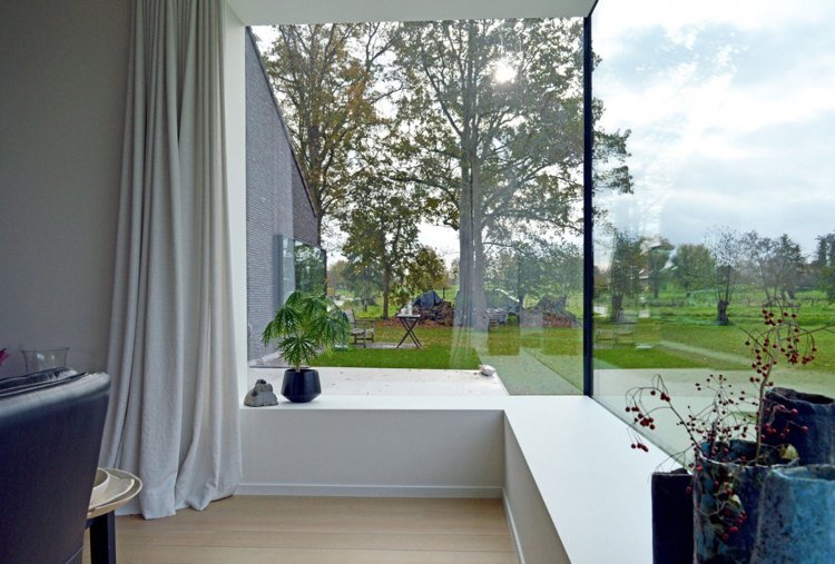 modernt-enfamiljshus-interiör-stort-format-fönster-fönsterbrädan-minimalistisk
