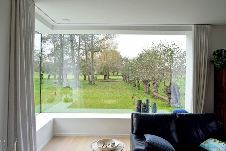 modernt-enfamiljshus-interiör-stort-format-fönster-vardagsrum-fönsterbrädan