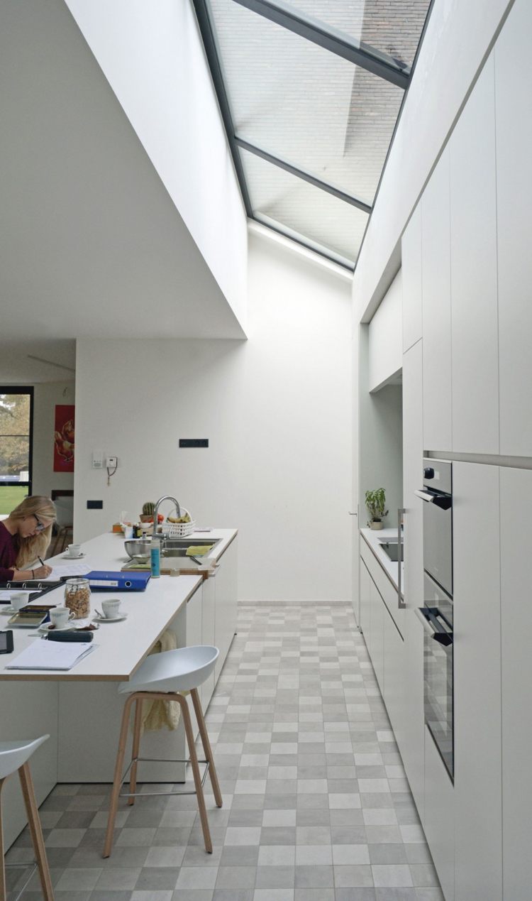 modernt-enfamiljshus-interiör-minimalistiskt-kök-vitt-handtagslöst
