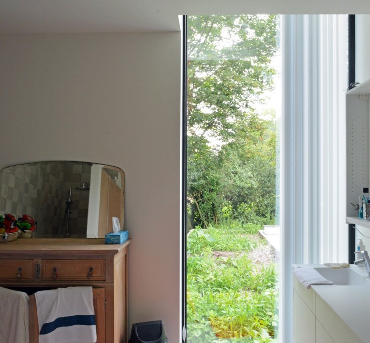 modernt-familjehem-interiör-sovrum-badrum-fönster-toalettbord