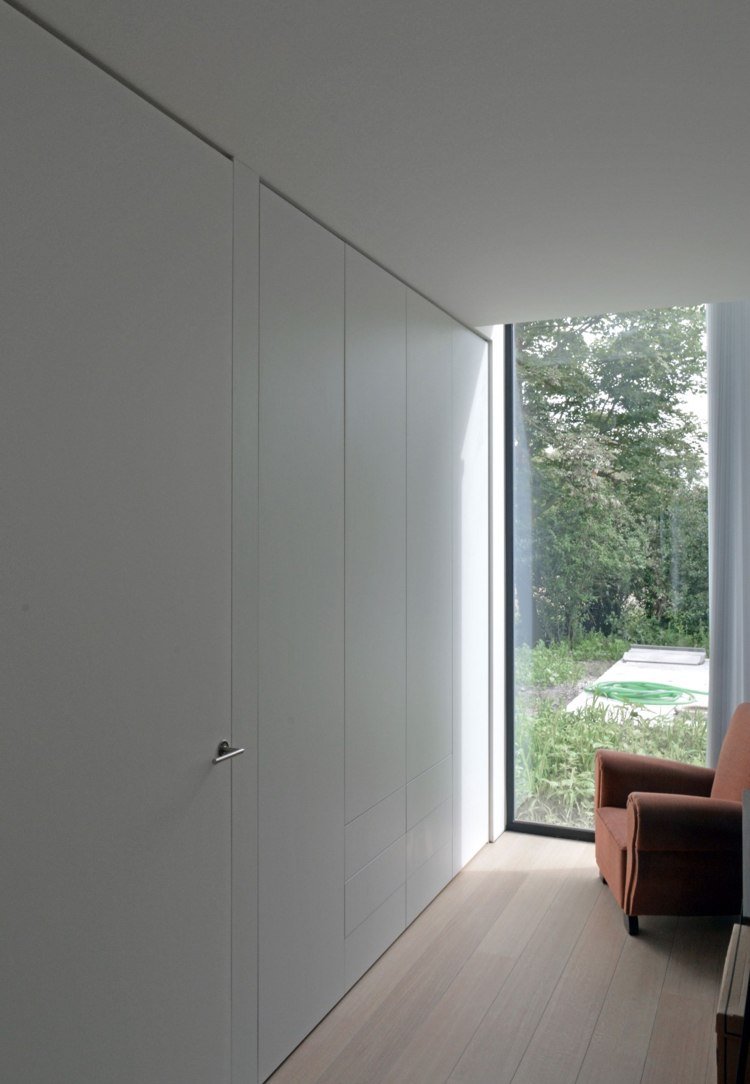 modern-enfamiljshus-interiör-minimalistisk-vit-inbyggd garderob