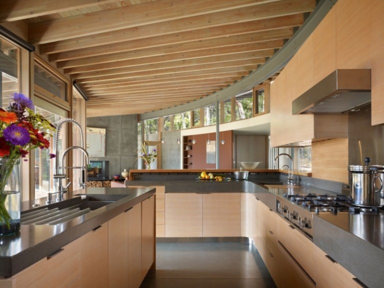 modernt hus på landet-kök-granit-bänkskiva-utsugskåpa-underskåp-trä