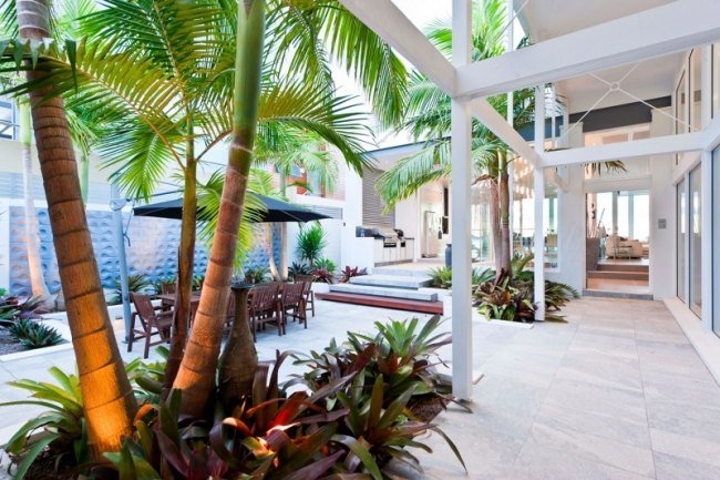 Coastal Oasis terrassdesignpalmer Urban Exotisk vit fasad