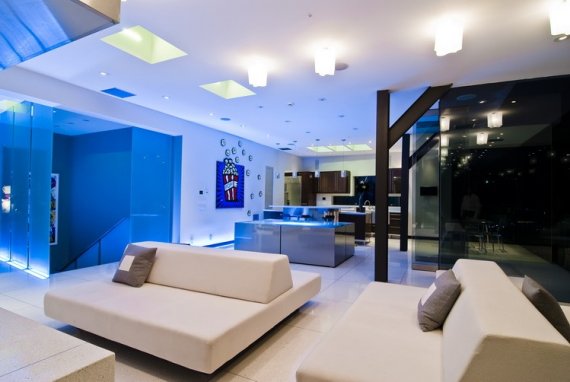 modern loft lägenhet bader house vita soffor popcorn