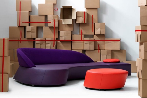 snygg möbeldesign-lila soffa och rött bord