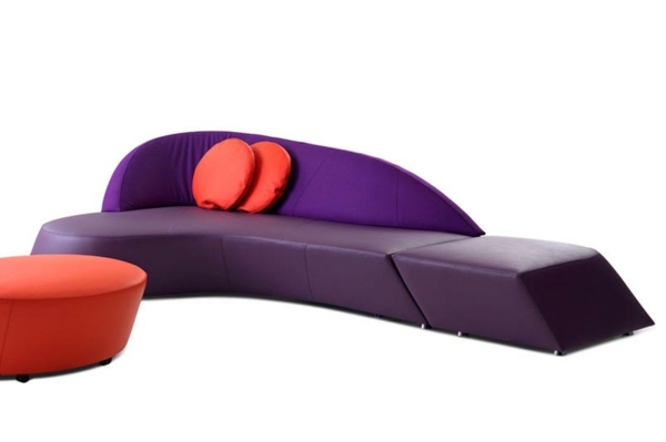 snygg möbeldesign-lila soffa med röda kuddar
