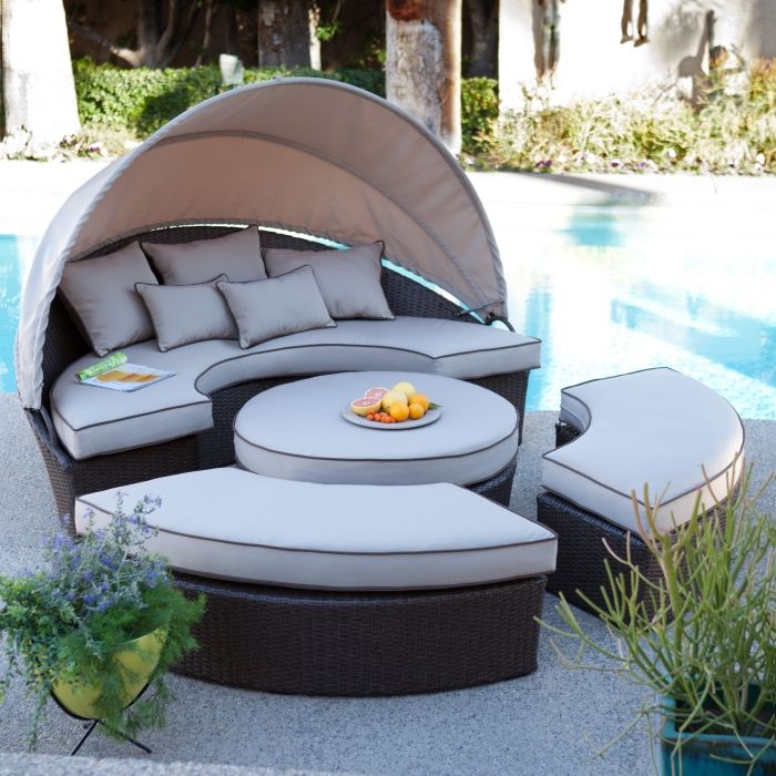 lounge-dagbädd-solskydd-soffbord-stoppade-pall-utemöbler