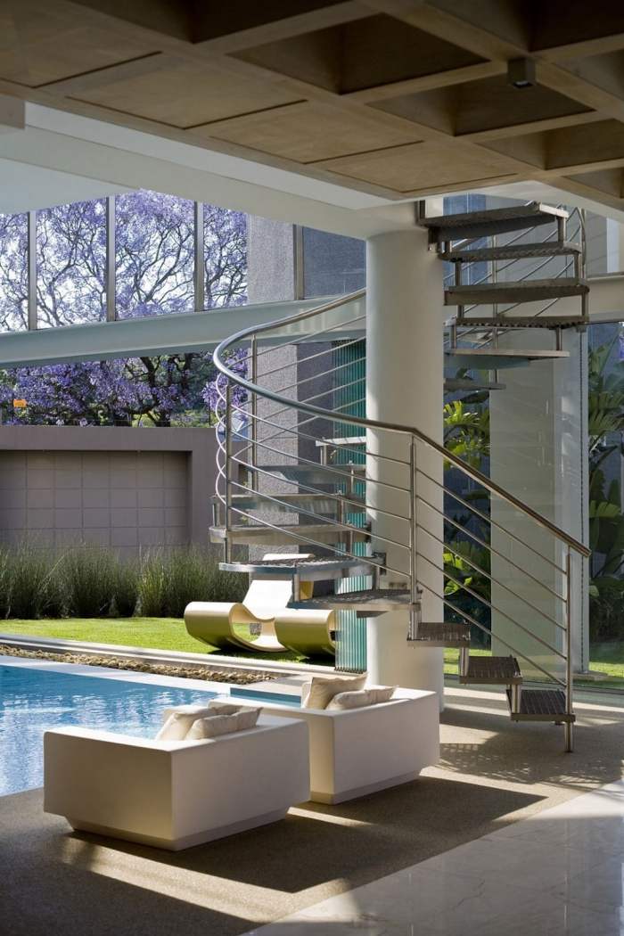 bekväm-trädgårdsmöbler-pool-område-lounge-design-modern-design