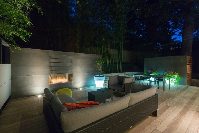 terrass-design-idéer-utomhus-soffa-set-polyrattan-ram-vägg-eldstad inbyggd