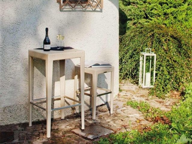 lounge uteplats möbler polyrattan hög trädgård sidobord