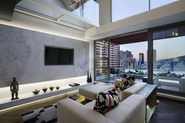 lägenhet modern inredning tv vägg bakgrundsbelysning högt i tak
