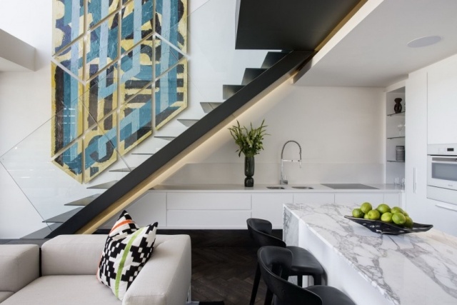 modern inredning vit kök marmor ö duplex lägenhet