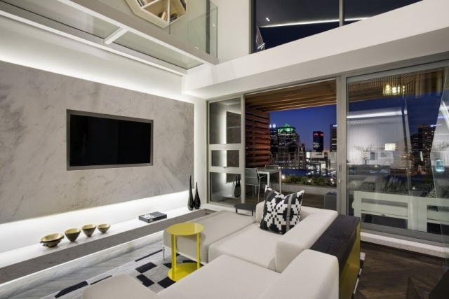 Modernt duplex lägenhet vardagsrum vit marmor balkong nattbelysning