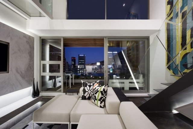 Modern maisonette lägenhet vardagsrum natt belysning marmor soffa trappor