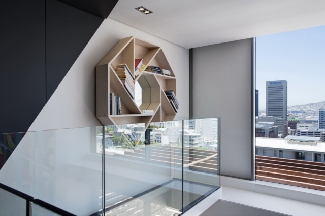 Modern duplex lägenhet möbler glas räcke vägg hylla vy