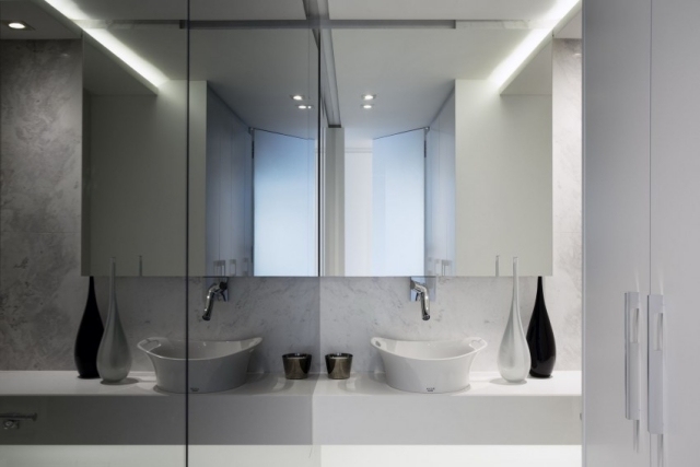 modernt badrum vit spegel skåp marmor väggplattor