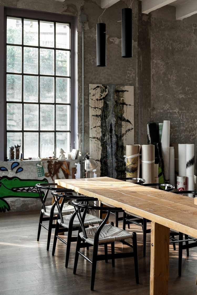Möbler av metall och trä ger en matplats i industriell stil