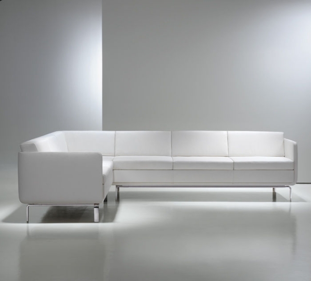 puristisk-design-hörn-soffa-vita-armstöd-vardagsrum-inredning-modern-arik-levy-gaia