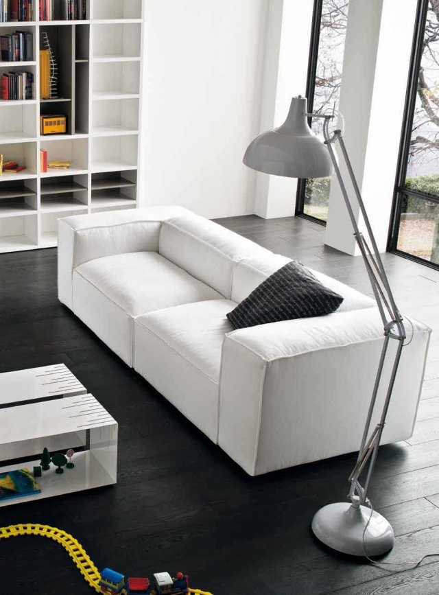 vardagsrum-vit-stoppad-soffa-klassisk-design-armstöd-komfort-d-a