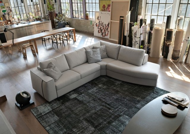 moderna möbler-vardagsrum-hörn-soa-liknande-doimo-neutral-färg-tyg-omslag