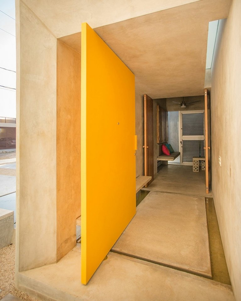 moderna möbler rustik innerdörr gul accent betongstil