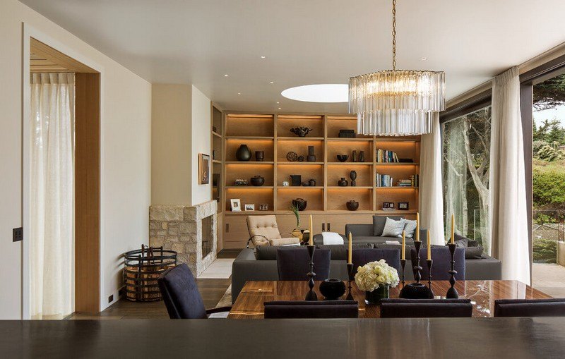 modern-möbler-vardagsrum-stoppad soffa-trä vägg-ljuskrona-kristall