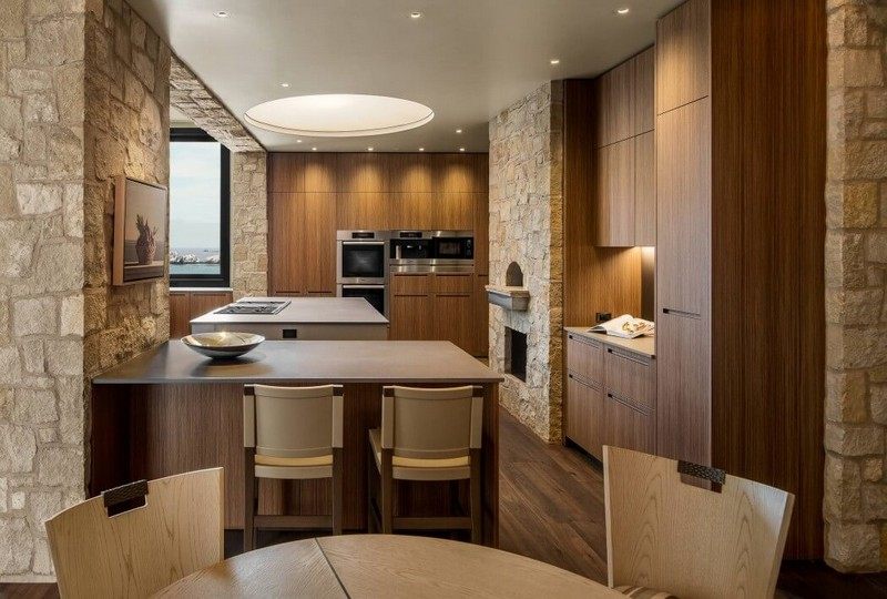 moderna möbler-kök-naturstenvägg-träfronter