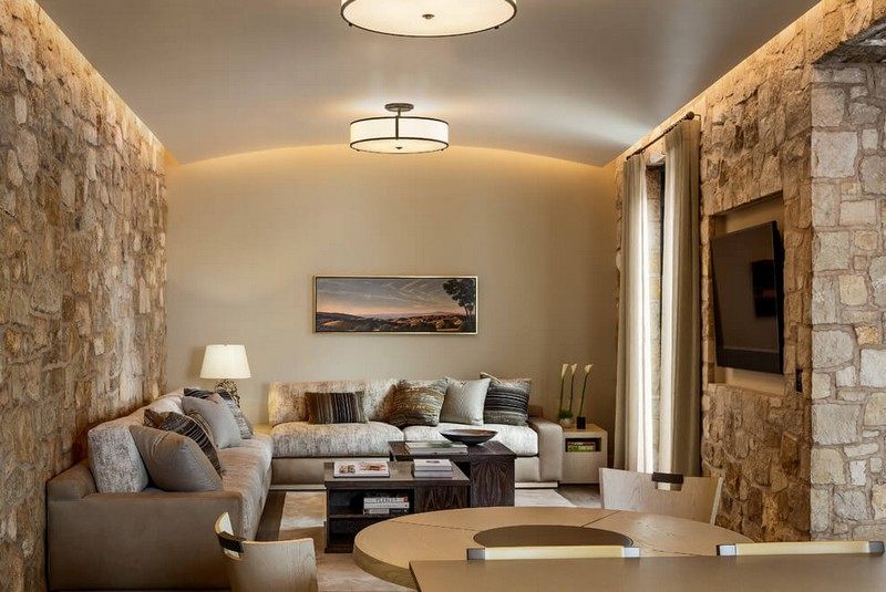 modern-möbler-vardagsrum-grå-ram-naturstenmur
