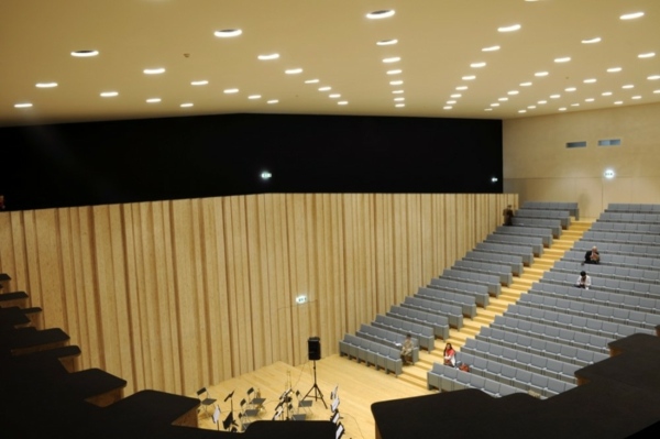 interiör-modern-minimalistisk-arkitektur-musik-skola