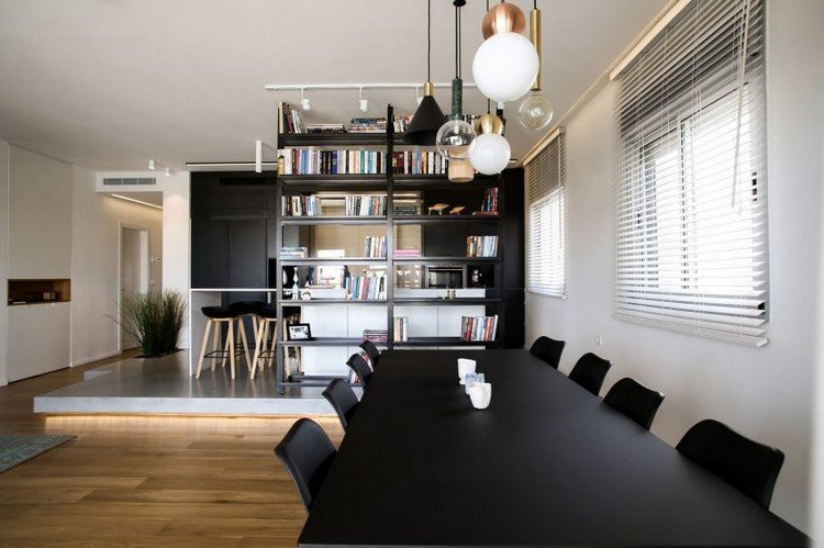 Modernt öppet kök piedestal-matsal-hängande lampor-svart bord
