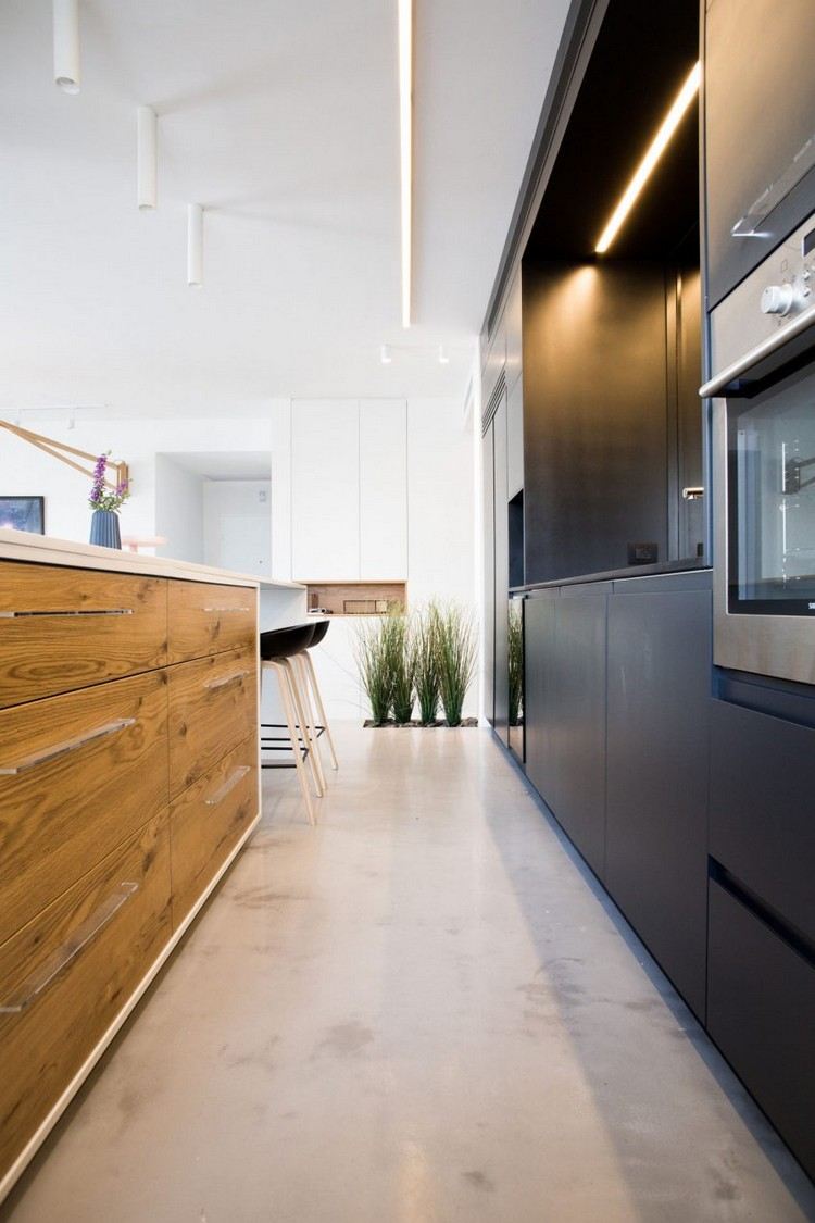 modern-öppen-kök-screed-golv-trä-lådor-svart-fronter