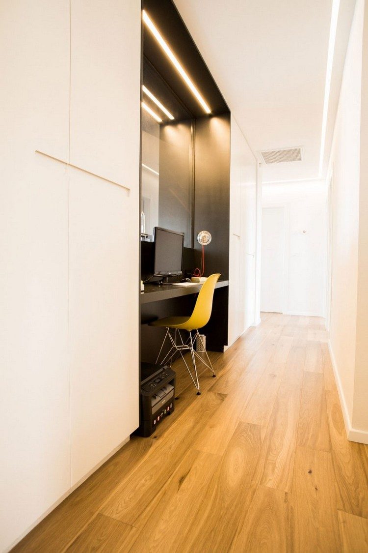 takvåning-lägenhet-korridor-svart-vit-arbetsplats-fönster-led-remsa