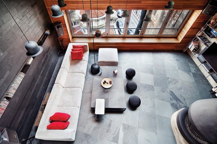 Modernt penthouse lägenhet vardagsrum-grå-toner-träpanel