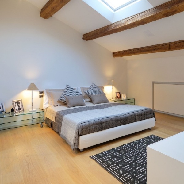 Udine penthouse sovrum Modern säng