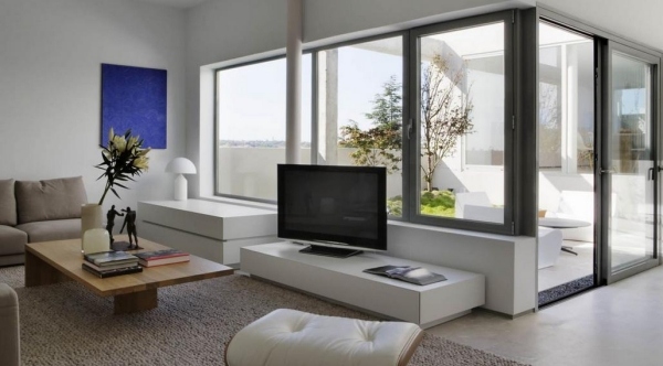 Design ett modernt vardagsrum med fönster från golv till tak på takterrassen