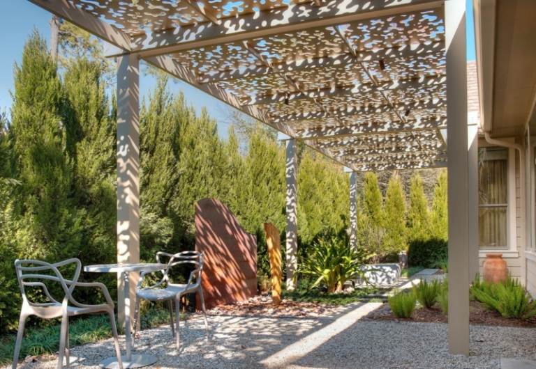 modern pergola-perforerad plåt-trä-ram-sittplatser-trädgård