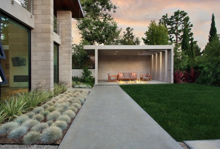modern-pergola-betong-sittplatser-trädgård-saftig-design